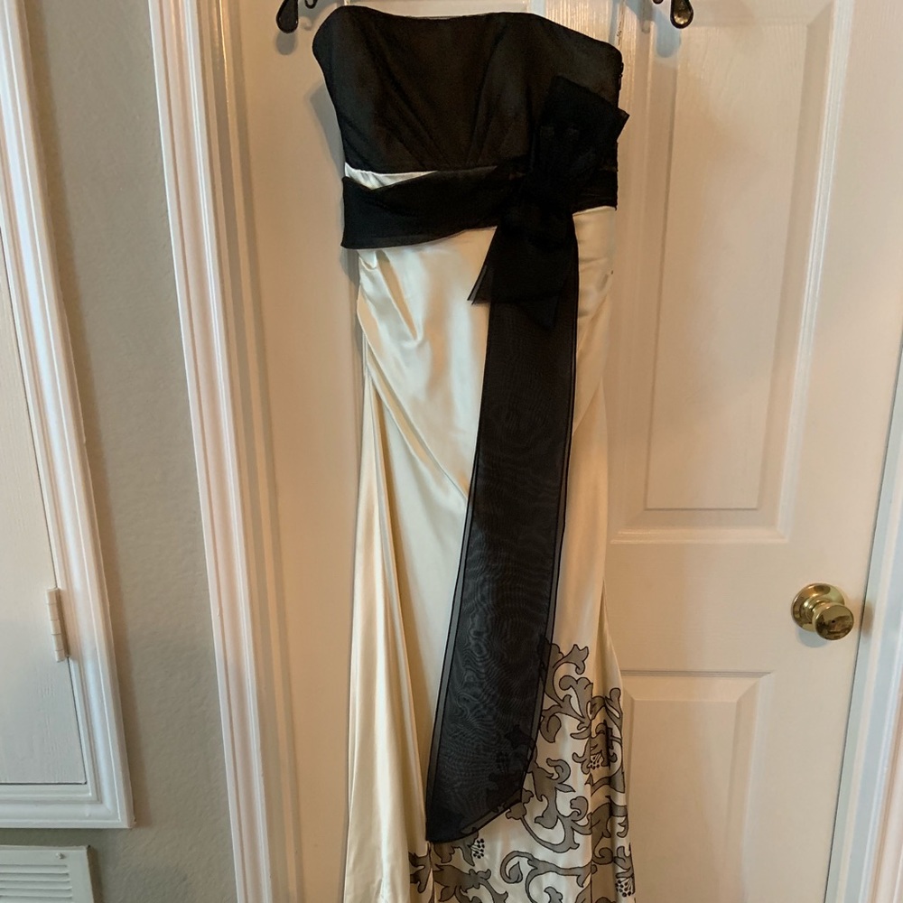 Black & Cream Kay Unger Formal Gown, Size 2